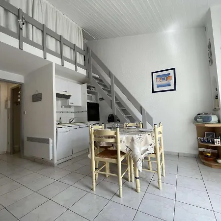 2 Pieces Avec Terrasse, Au Coeur De Saint-martin-de-re, Proche Port Et Commerces - Fr-1-246c-23